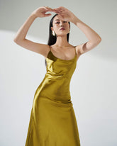 Robe nuisette en soie coupée en biais avec détail noué dans le dos et encolure dégagée pour une féminité sans effort